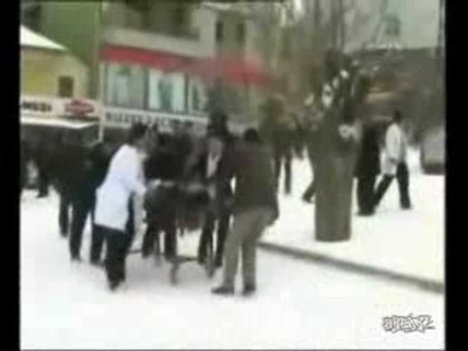 Femme passe sous une voiture