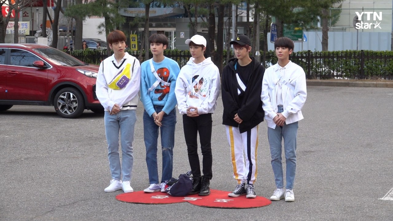 [Y영상] TXT, 소년미 넘치는 외모 #뮤뱅 #출근 / YTN