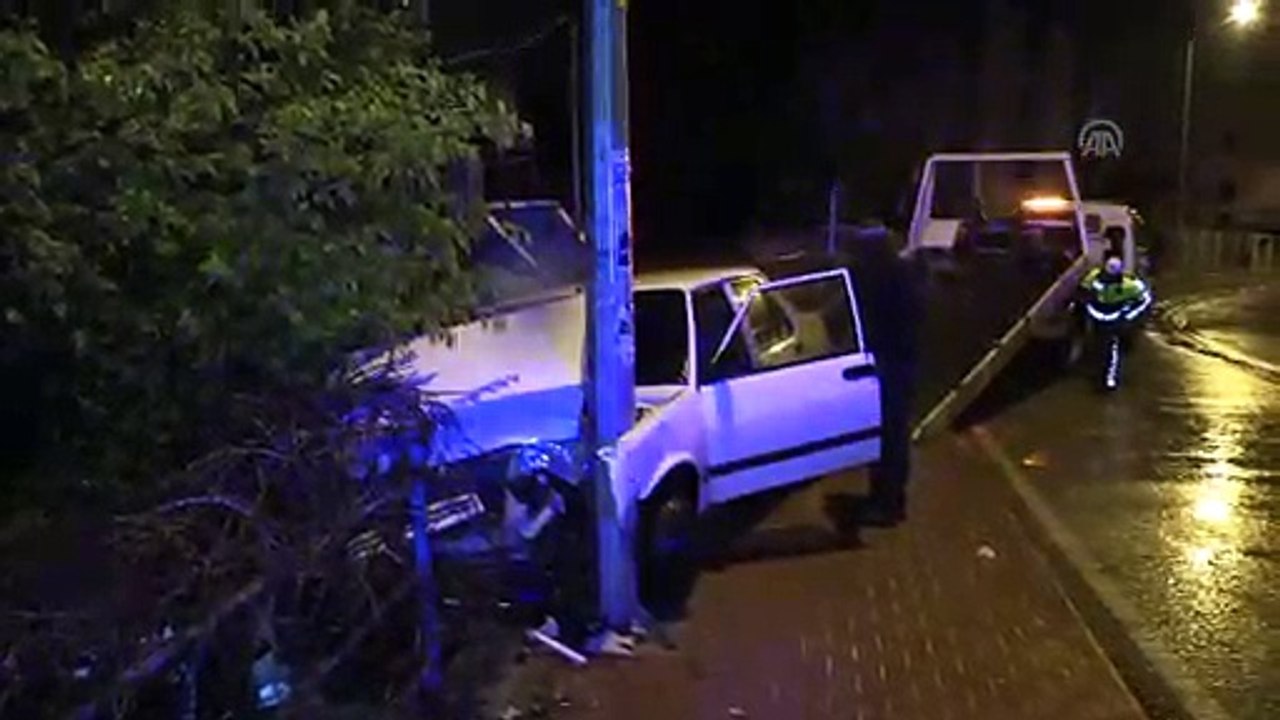 Kaza yaptılar, yardıma gelenlere bıçak çekip kaçtılar - ADANA