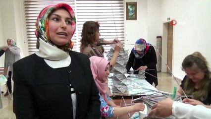 Türkiye'de bir ilk...Bilecikli kadınlar eski gazeteleri sanata dönüştürüyor