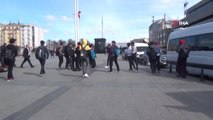 Taksim Meydanı'nda Öğrencilerin Tekme Tokat Kavgası Kamerada