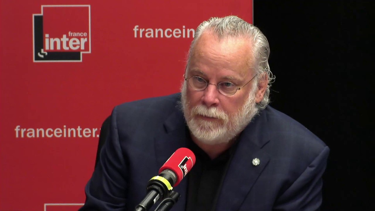 Michael Connelly raconte la policière de Los Angelès, Mitzi Roberts, qui a inspiré le personnage de Renée Ballard : “Dès que j’écrivais un chapitre, je lui envoyais et elle revenait vers moi en me disant ce qu’elle dirait : les mots, l’argot”
