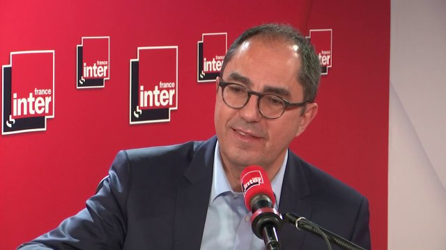 Jean-Luc Martinez, président du Musée du Louvre : C'était très vieillissant, il y avait des salles sans électricité. Et là où il y a la pyramide c'était un jardin assez sordide. Le domaine du Louvre, il y avait des parkings, des voitures partout.