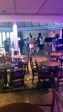 Déguisé en bébé, cet homme rejoint un cours de danse folklorique