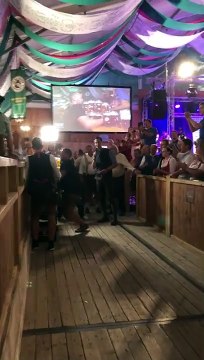 Il porte plus de 30 pintes de bières d'un coup !