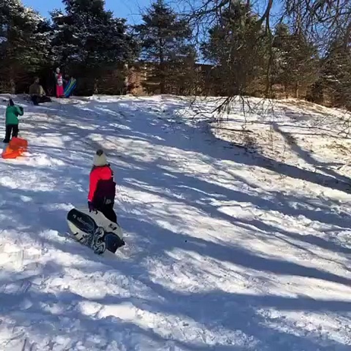 Ouh le gros plat quand elle retombe d'un saut en luge !