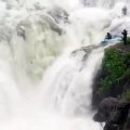 Chute impressionnante d'un Kayak dans une énorme cascade !