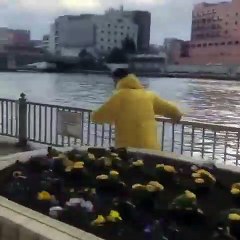 Il tombe en skate et perd sa planche dans le fleuve !