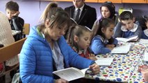 Köylüler sınıfta çocuklarıyla kitap okuyor - TOKAT