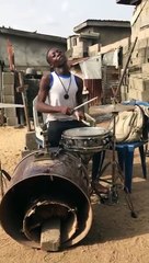 Il joue comme un dieu de la batterie dans un bidonville au Nigeria !