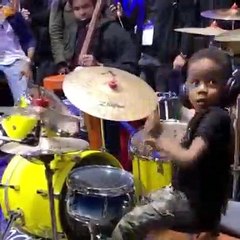4 ans, il est un prodige de la batterie !