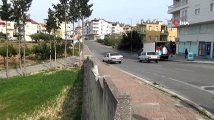 Çalıntı aracın alkollü sürücüsü yakıt işlemleri yapan pompacıyı düşünerek parayı yere bıraktı...O anlar kamerada