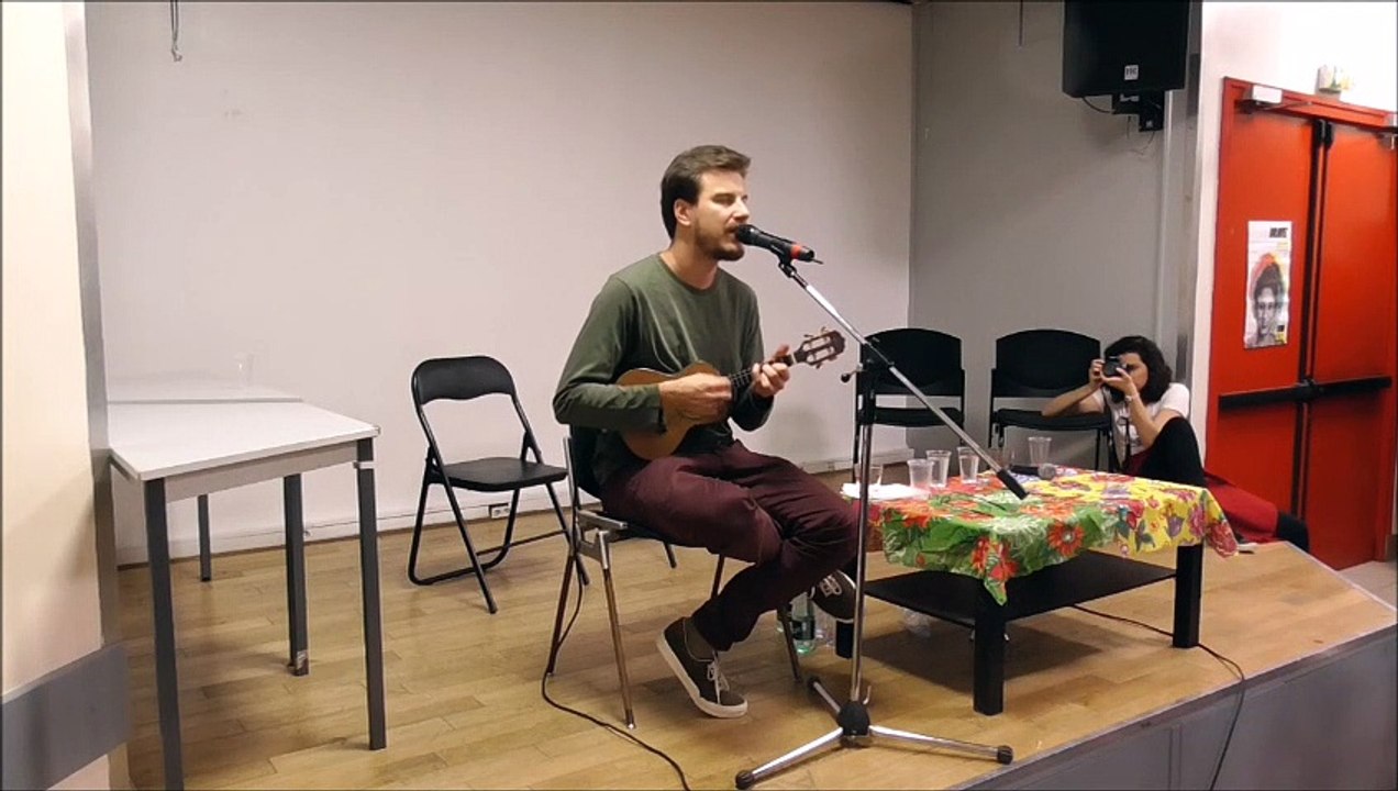 Tomaz Miranda chante en hommage à Marielle Franco