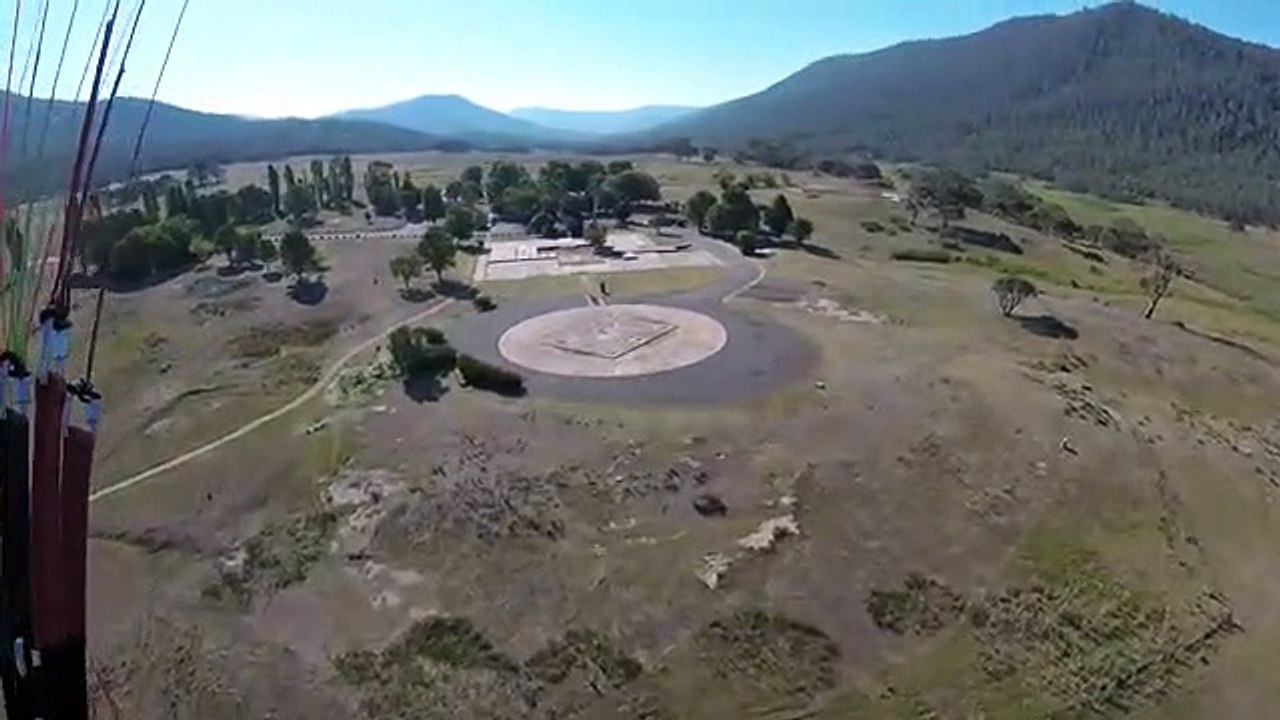 Australie  un parapentiste attaqué par un kangourou