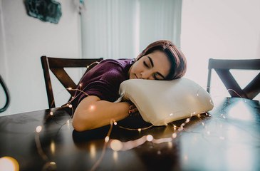 Voici le coussin idéal pour dormir en position "cuillère" !