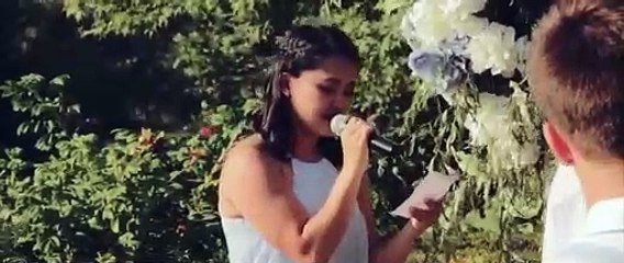 Un témoin victime d'un malaise fait un violent faceplant pendant un mariage