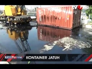 Peti Kemas Berisi Cairan Kimia Terguling