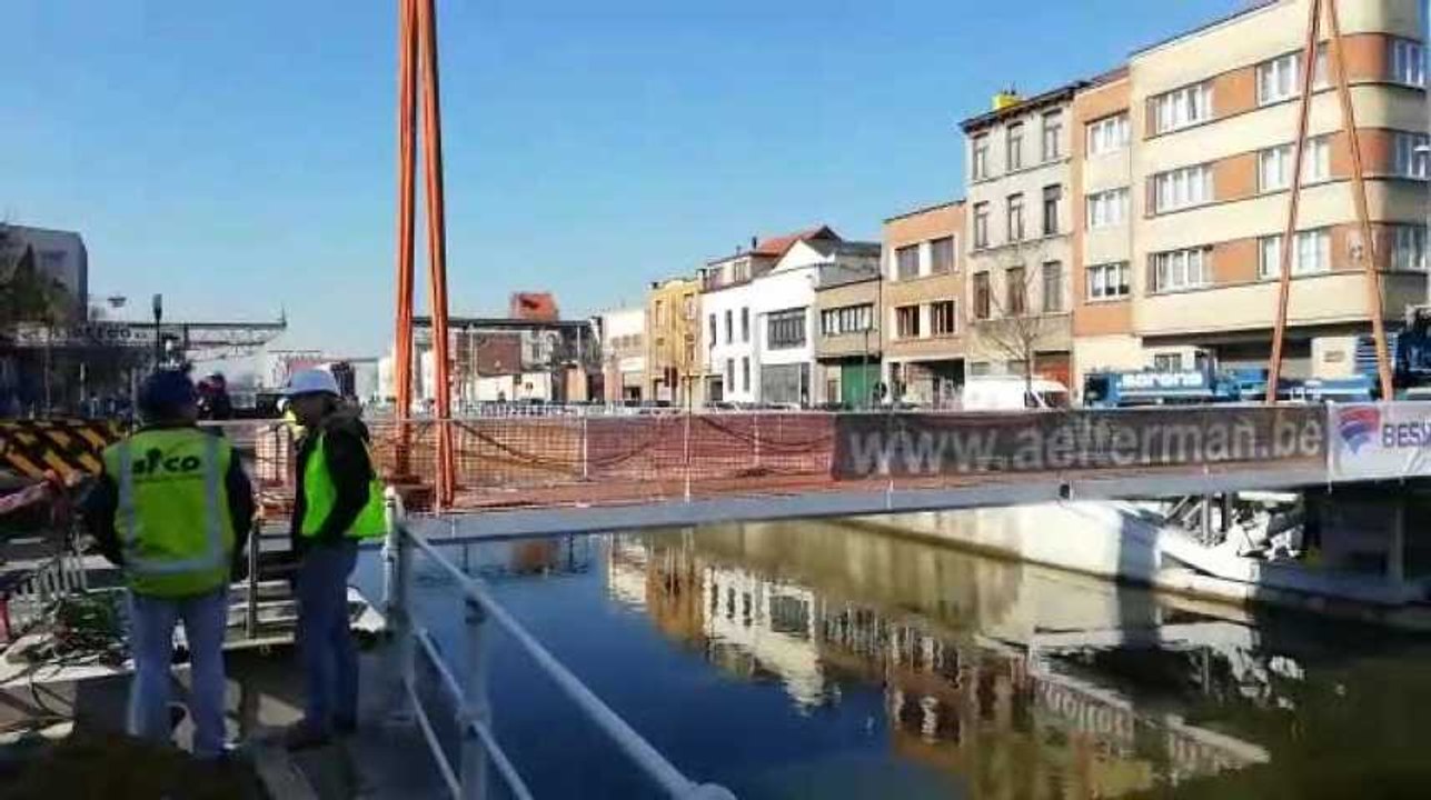 La nouvelle passerelle piétonne Gosselies est en cours d’installation à Molenbeek.