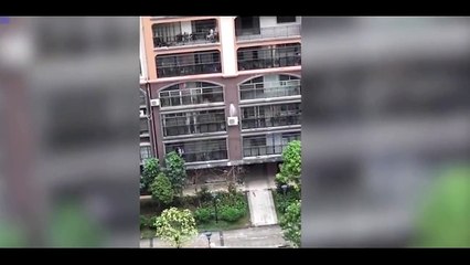 شاهد كيف انتهى شجار زوجي بإلقاء الأثاث من شرفة في الطابق الـ23