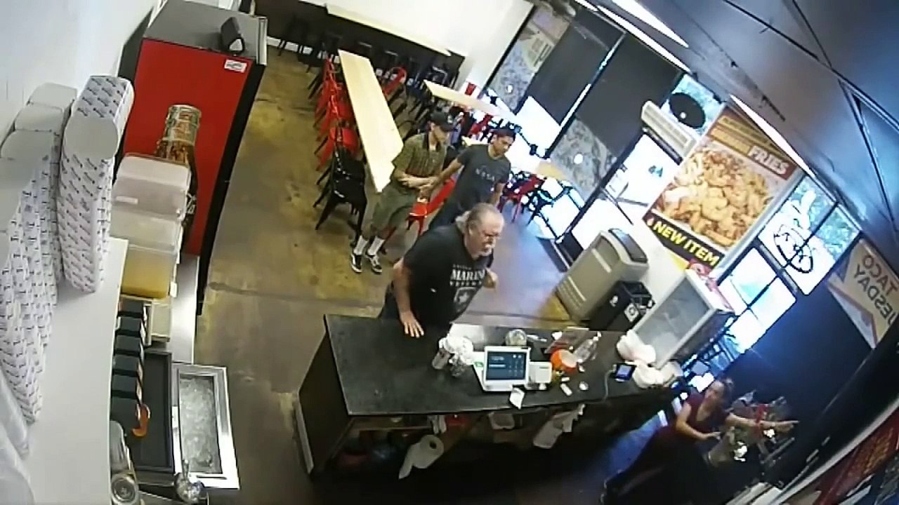 Homem se irrita com atendentes por palavra em espanhol