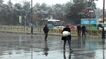 Erzurum’da kar yağışı...Yollar kardan kapanınca hasta buzağıyı kızakla taşıdı
