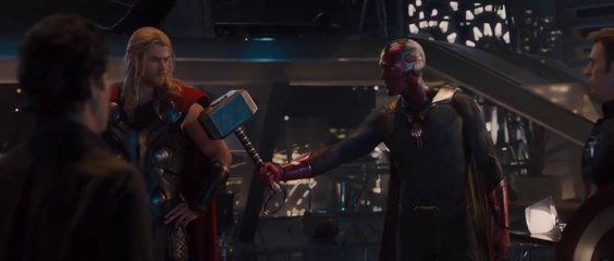 Visão levanta martelo do Thor (Vingadores Era de Ultron)
