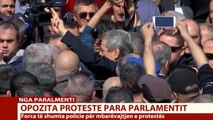 Report TV - Berisha mbërrin te protesta para parlamentit