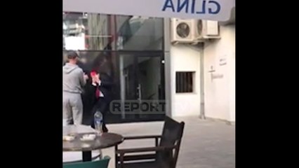 Descargar video: Report TV - Momenti kur qëllohet me bojë të kuqe deputeti i ri i LSI Ralf Gjoni