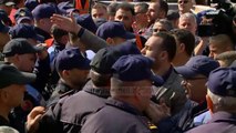 Para Kuvendit hedhin tymues dhe kapsolla ndaj policisë - Top Channel Albania - News - Lajme