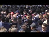 RTV Ora – Protestuesit tentojnë të çajnë kordonin policor dhe hedhin kapsolla
