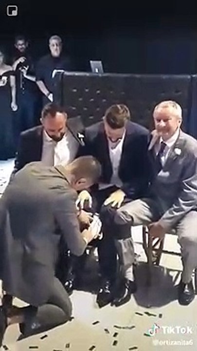 Les témoins viennent aider le marié handicapé à se lever pour qu’il puisse danser avec sa femme