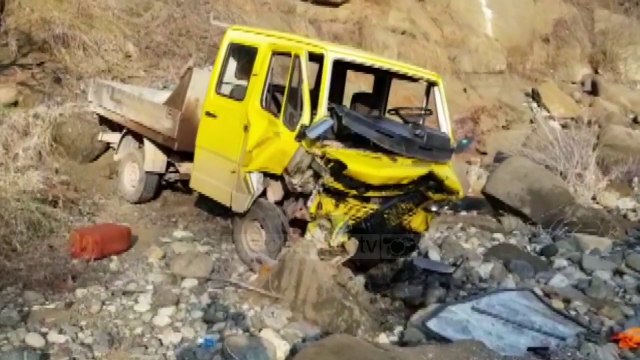 Pa Koment - Kamionçina del nga rruga, humb jetën drejtuesi - Top Channel Albania - News - Lajme
