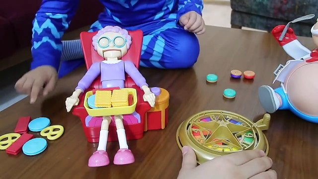 Pijamaskeliler Kedi Çocuk Kostümü Giyen Poyraz Cingöz Nine ve Tombik Aşçı Oynuyor! Bidünya Oyuncak