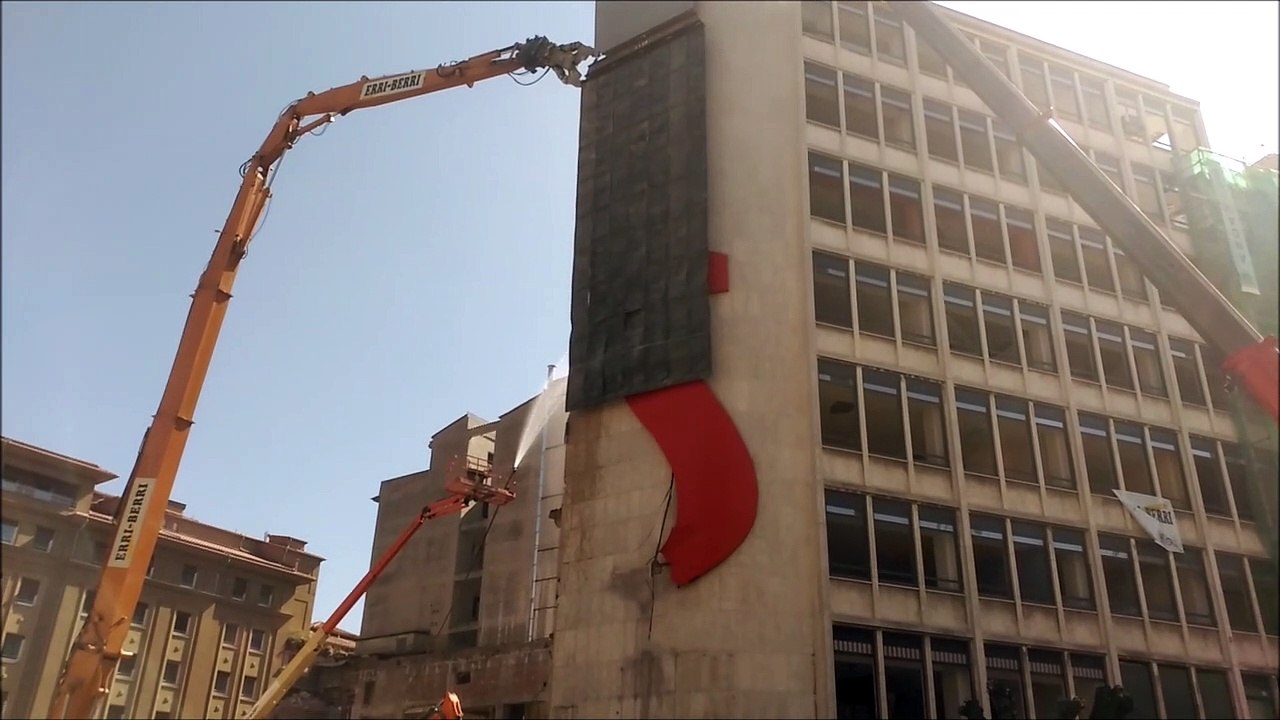 Un derribo de cine: gran expectación en el centro de Pamplona para ver caer el icónico símbolo de los Saide Carlos III