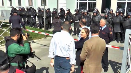 Download Video: PROTESTUESIT RRETHOJNË POLICINË E TIRANËS,REAGON MINISTRI LLESHAJ