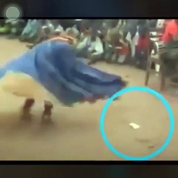 Il ne faut jamais prendre l'argent d'un fétiche. Regardez !