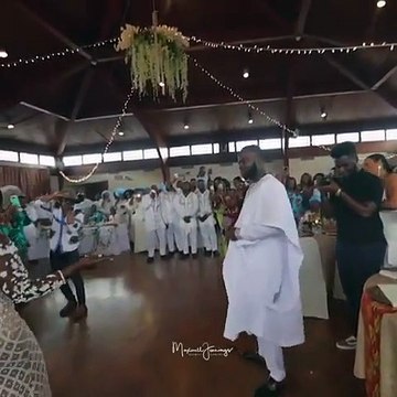 Ces nouveaux mariés ont enflammés leur réception. Époustouflant !