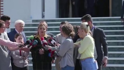 KRYEMADHI MESAZH RAMËS PANVERA S’NDALET ME PRISHJEN E NJË LULEJE