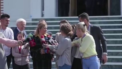 KRYEMADHI MESAZH RAMËS PANVERA S’NDALET ME PRISHJEN E NJË LULEJE