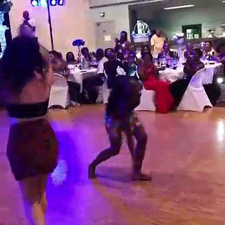 Cette touriste danse comme une africaine. Impressionnant !