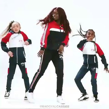 La chorégraphie de ces jeunes filles est trop rythmée. Essayez de ne pas danser !