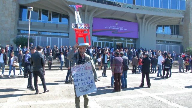 Report Tv - Protestuesi me tepsi mesazhe politike edhe nga kongresi i PS