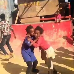 Ces deux petites jouent au skateboard en se faisant des câlins. Adorable !