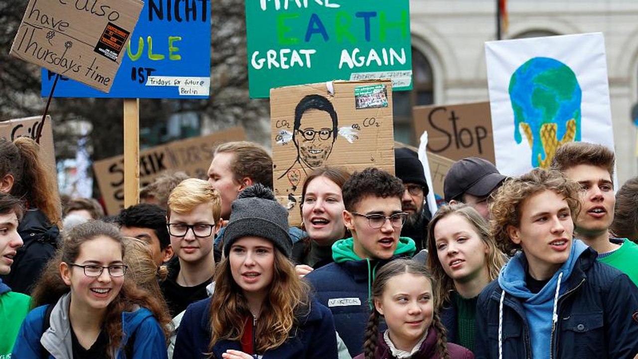 'Wir sollten in Panik geraten': Greta Thunberg demonstriert mit Tausenden in Berlin