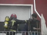 Espectacular rescate de tres menores en un incendio de Barcelona