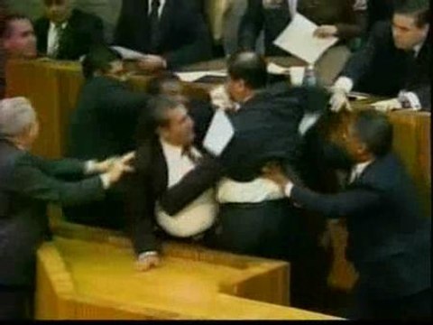 'Full contact' entre diputados mexicanos