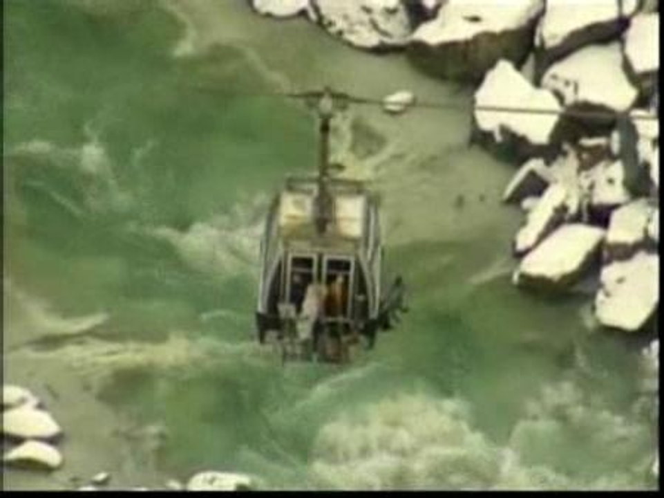 "Colgados"  dentro de la cabina de un teleférico