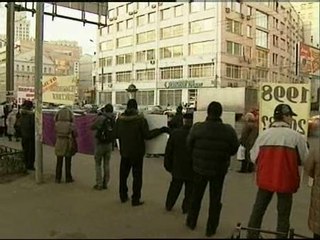 Télécharger la video: Pequeños ahorradores rusos toman las calles de Moscú para reclamar sus fondos