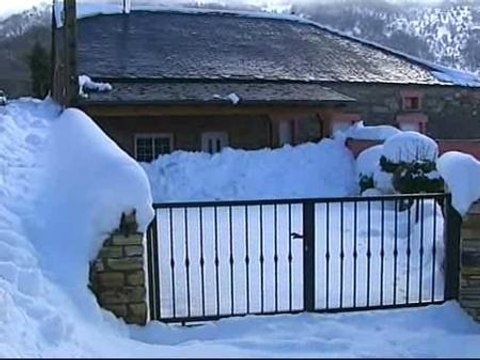 La nieve aísla a decenas de pueblos gallegos