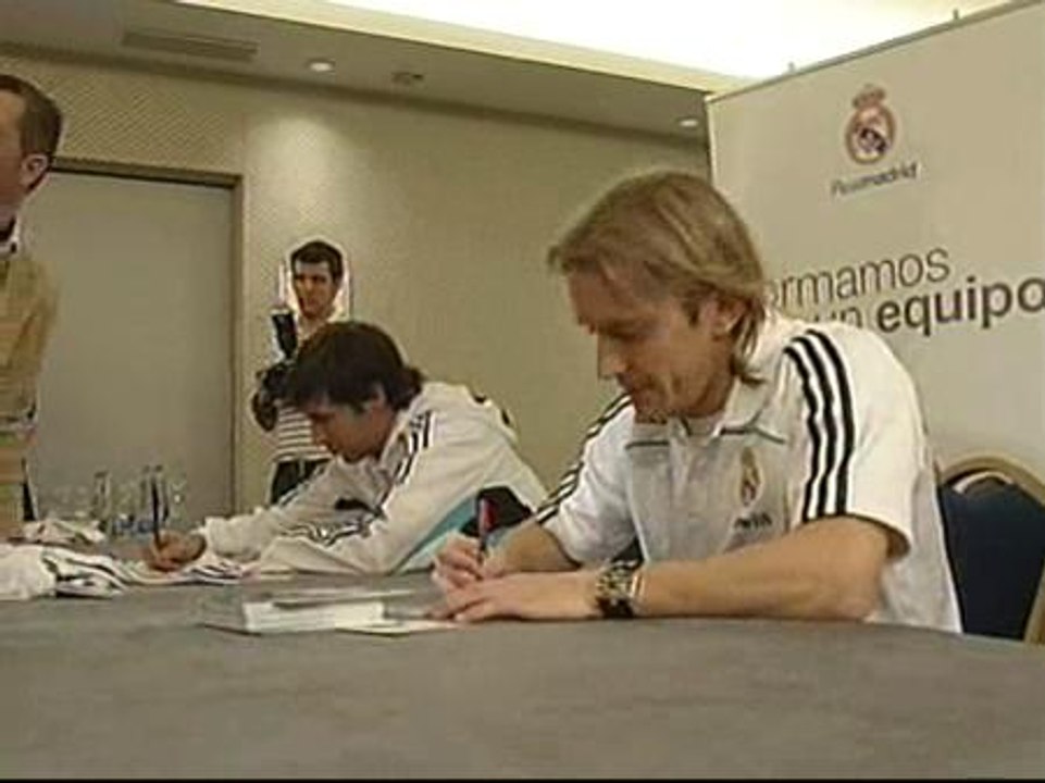 Raúl y Míchel Salgado firman autógrafos a sus aficionados en Barcelona